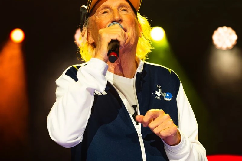 Otto Waalkes singend auf der Bühne mit einem Mikrofon in der Hand 