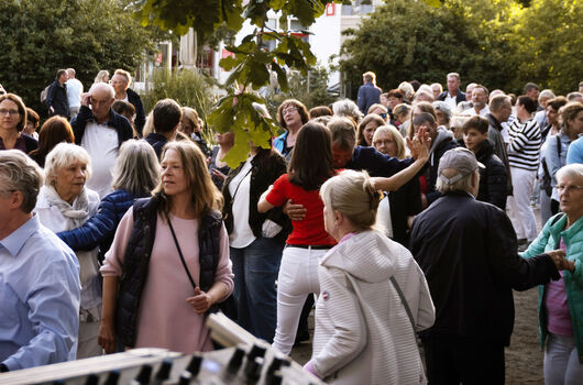Bei "Tanzen am Meer" wird vor der Trinkkurhalle abends zu verschiedenster Musik getanzt.