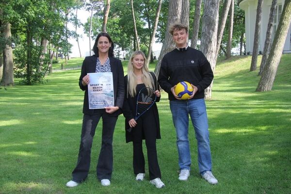 Pressefoto Sport 'n Beach, Marketingleitung, zwei Schüler des Ostsee-Gymnasium Timmendorfer Strand im Strandpark