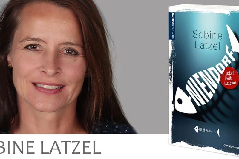 Porträt von Sabine Latzel mit dem Cover ihres Buches Niendorf daneben