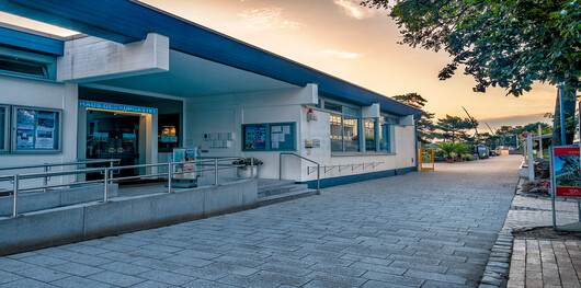 Das Haus des Kurgastes in Niendorf von außen in der Abendsonne