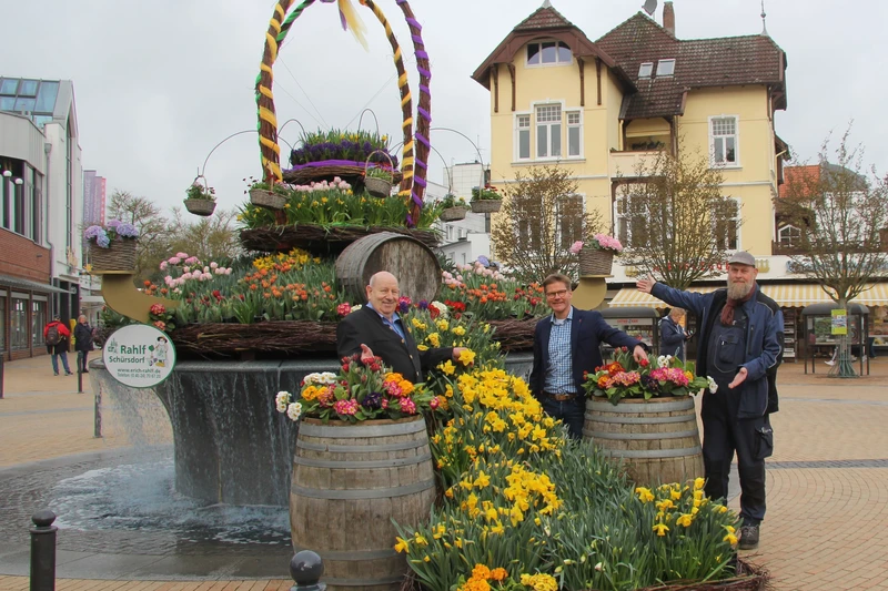 Mit Blumen geschmückter Brunnen in der Innenstadt