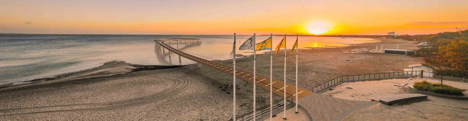 die maritim Seebrücke in Form eines Lassos im Sonnenuntergang