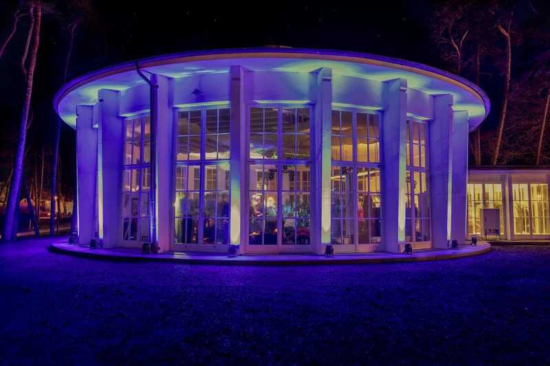 Die blau erleuchtete Trinkkurhalle von außen bei Nacht