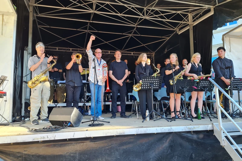 BigBand auf der Bühne zur Eröffnung der JazzBaltica