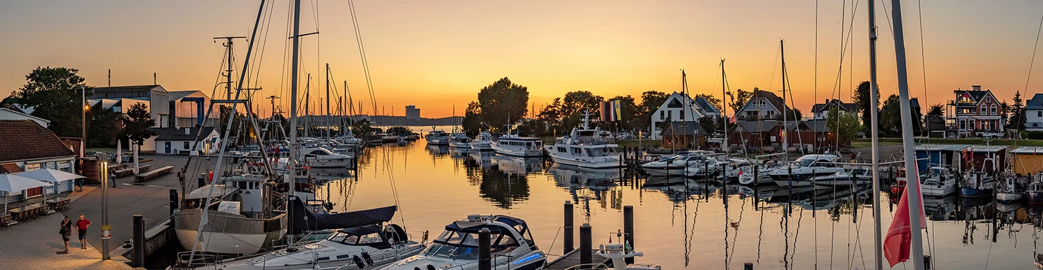 Niendorfer Hafen im Sonnenuntergang