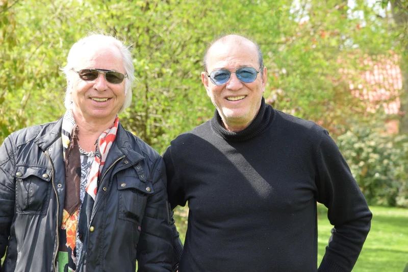 Eggert Johannsen (Sänger/Gitarrist der Band The Rattles) und Georg Mavros (Sänger der Band New Comix)