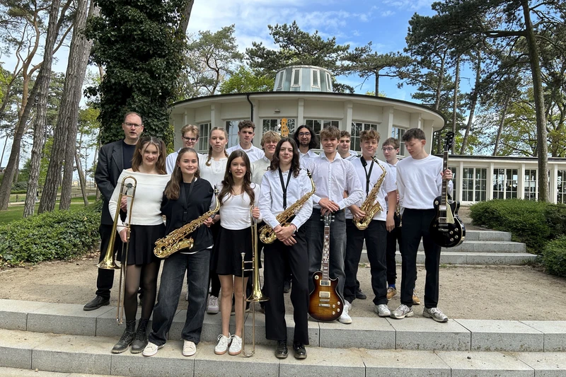 Gruppenfoto der Bigband schwarz-weiß gekleidet