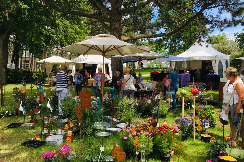 Ausstellung von Gartendeko im Grünen