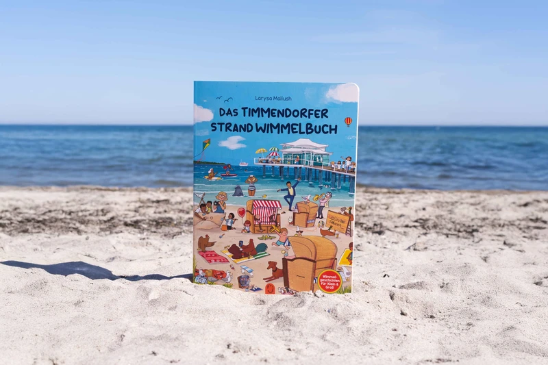 Das Timmendorfer Strand Wimmelbuch von Larysa Maliush steckt im Sand