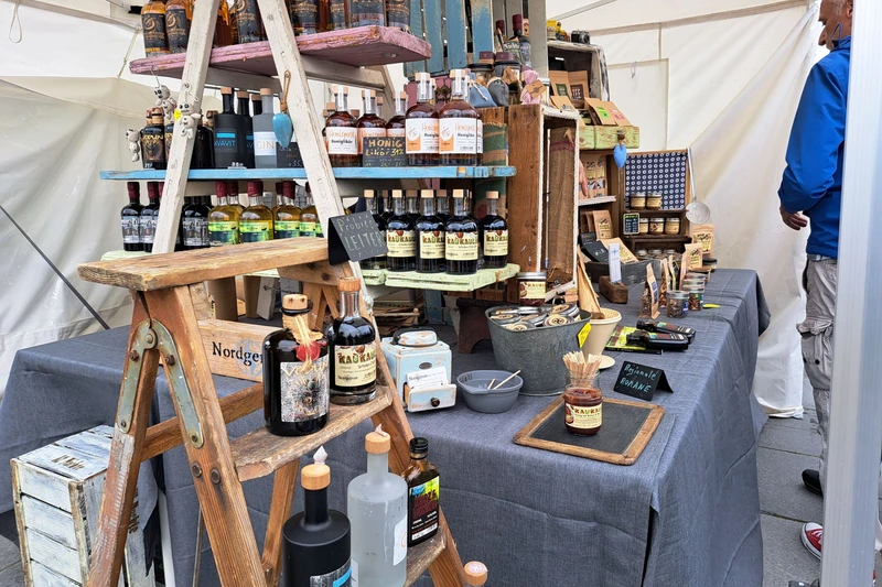 Stand auf einem Markt der verschiedene Produkte zeigt