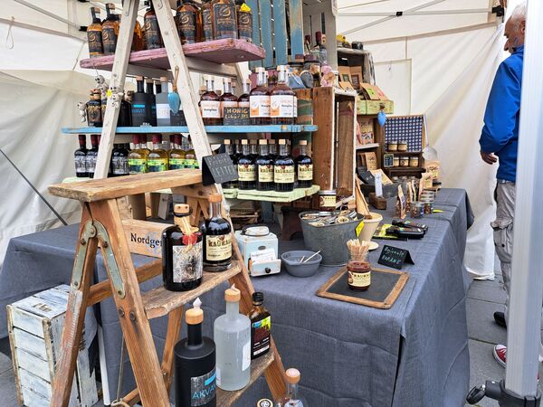 Stand auf einem Markt der verschiedene Produkte zeigt