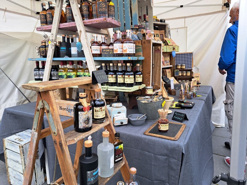 Stand auf einem Markt der verschiedene Produkte zeigt