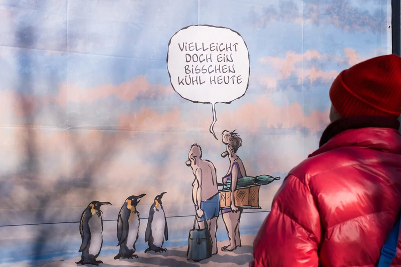 Grafik mit zwei Urlaubern am Strand, die auf Pinguine treffen. Der Mann sagt "Vielleicht doch ein bisschen kühl heute."