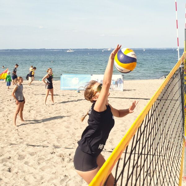 Ein Kind spielt Volleyball.