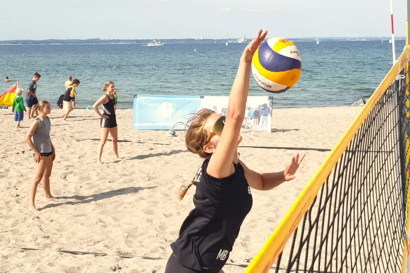 Ein Kind spielt Volleyball.