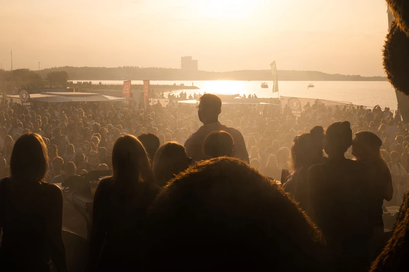Menschenmenge beim Strandkonzert in sepia