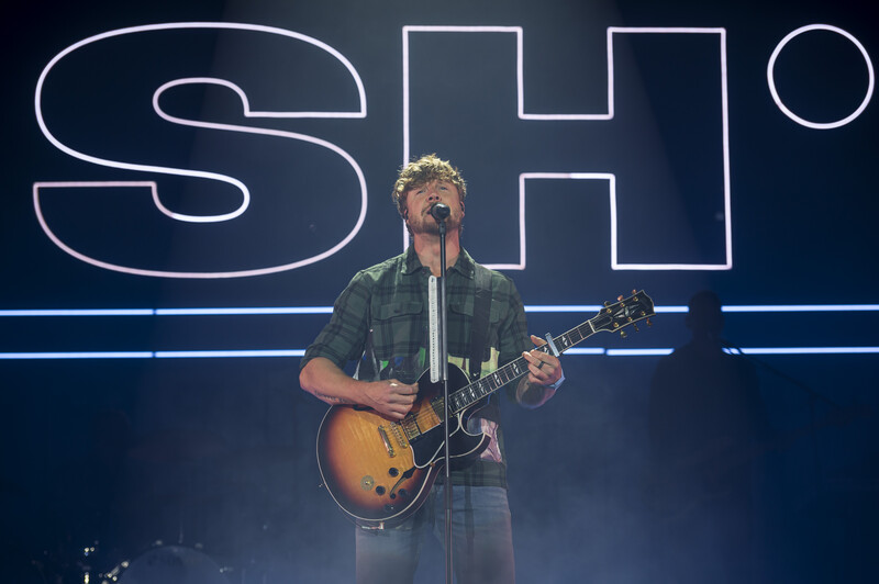 Samu Haber auf der Bühne. 