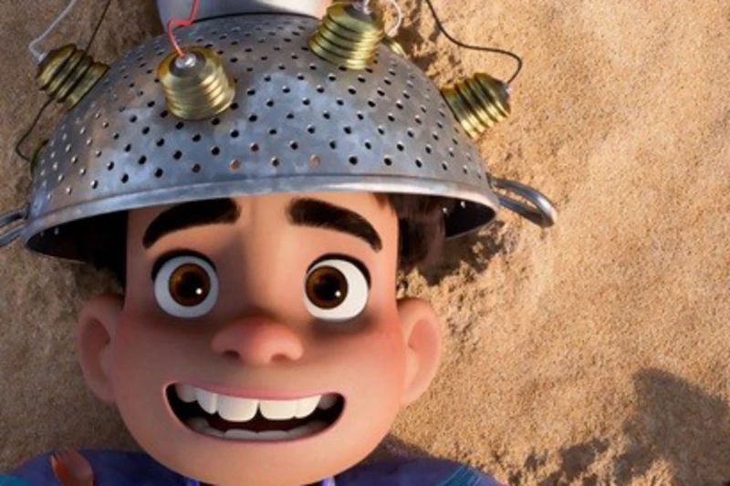 Disney Plakat "Elio" mit einem Jungen, der eine Art selbstgebastelten Raumanzug trägt.