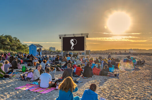 Bei unseren Strandkinos habt ihr die Möglichkeit einen Kinofilm auf einer Leinwand direkt am Strand anzugucken.