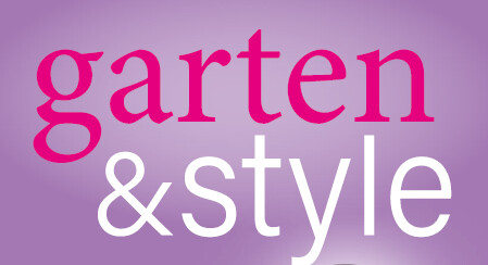 Lilaner Hintergrund. Der Schriftzug Garten & style ist in pink und weiß geschrieben