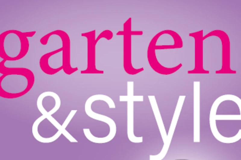Lilaner Hintergrund. Der Schriftzug Garten & style ist in pink und weiß geschrieben
