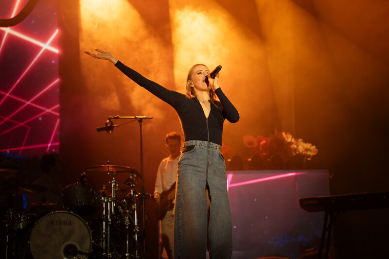 LEA steht auf der Bühne. 