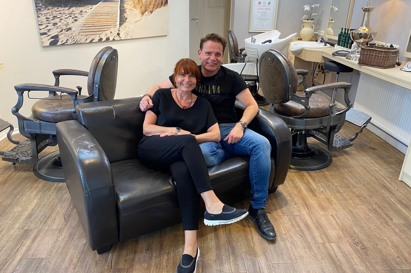 Mann mit Frau auf einer Couch in einem Salon