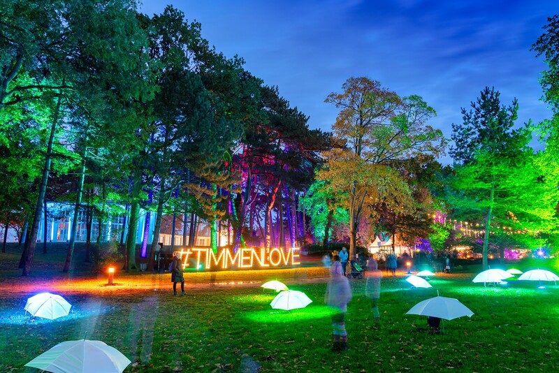 Timmendorfer Strandpark bei Dämmerung in bunten Farben des Lichtermeers