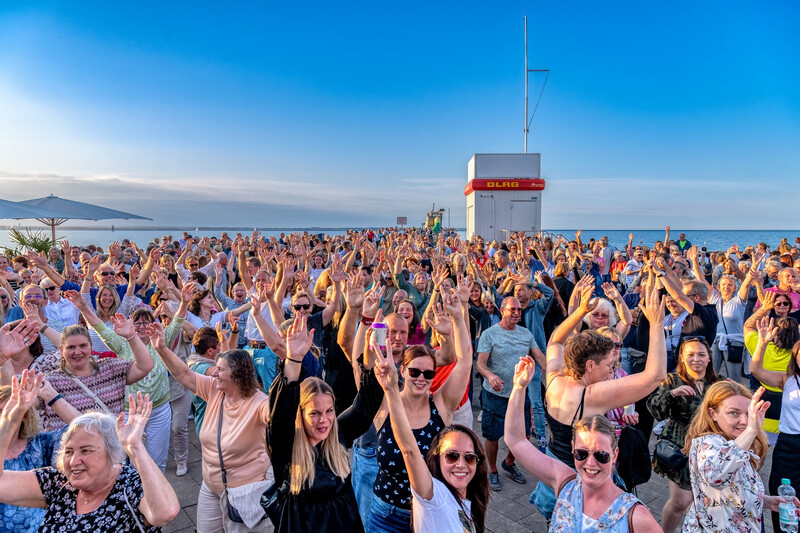 Viele Menschen tanzen auf dem Niendorfer Balkon