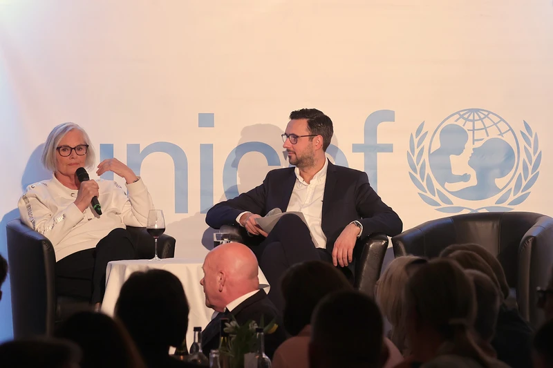 Rotraud Schwarz und Christopher Scheffelmeier bei dem Unicef Benefiz Talk