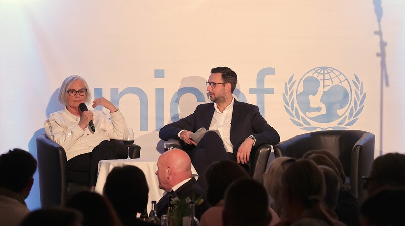 Rotraud Schwarz und Christopher Scheffelmeier bei dem Unicef Benefiz Talk