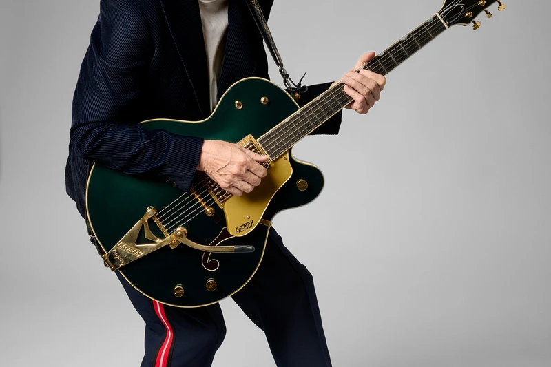 Otto Waalkes mit einer Gitarre in der Hand