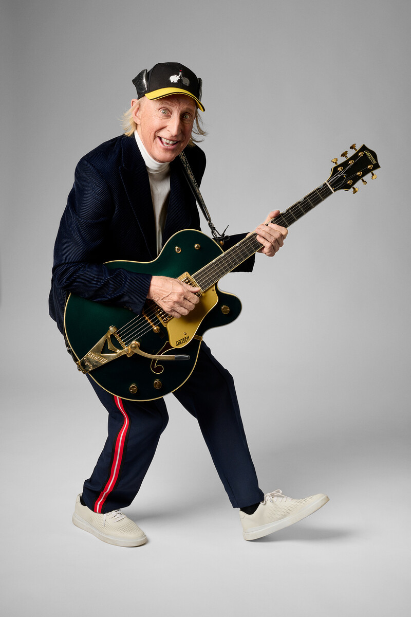 Otto Waalkes mit einer Gitarre in der Hand