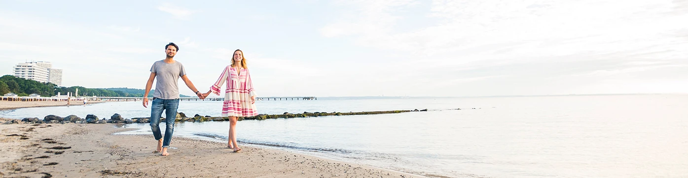 Pärchen am Strand spazieren gehend