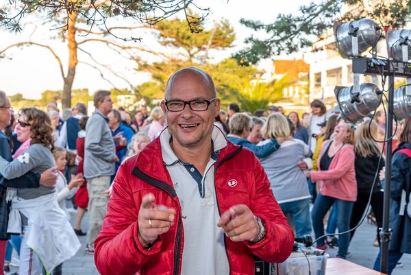 DJ René Kleinschmidt vor dem Tanzen am Meer Publikum auf der Niendorfer Promenade