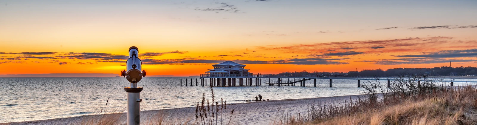 Sonnenaufgangsstimmung an der Seebrücke an der Ostsee