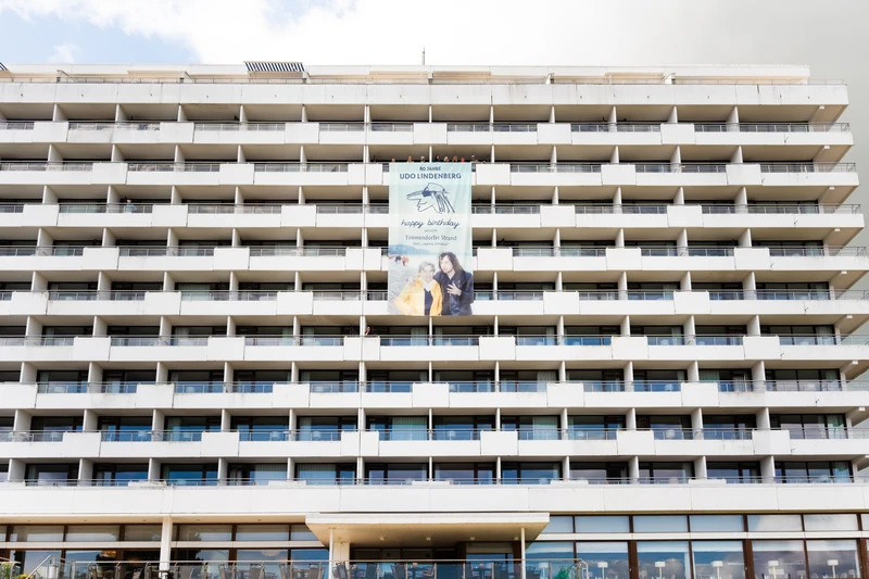 Ein Banner der am Gebäude runterhängt