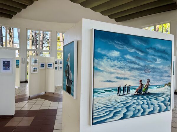 „Wir machen hier eigentlich nur Urlaub“ –  Humorvolle Kunst: Neue Ausstellung von Frank Bahr in der Trinkkurhalle
