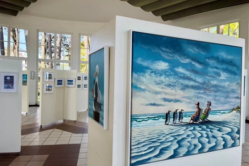 Blick in Kunstausstellung und Kunstwerke auf weißen Stellwänden