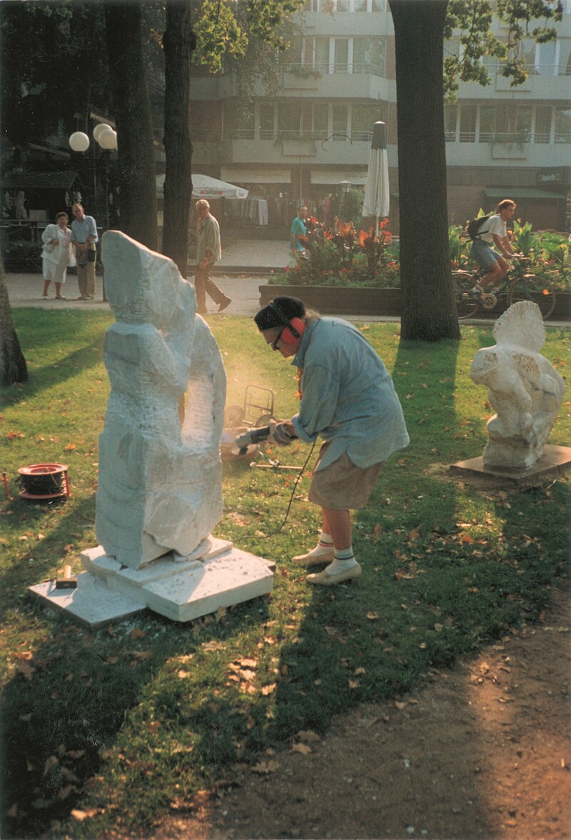 Bildhauerin Lilo Peters ist an einem Ihrer Werke in 1989