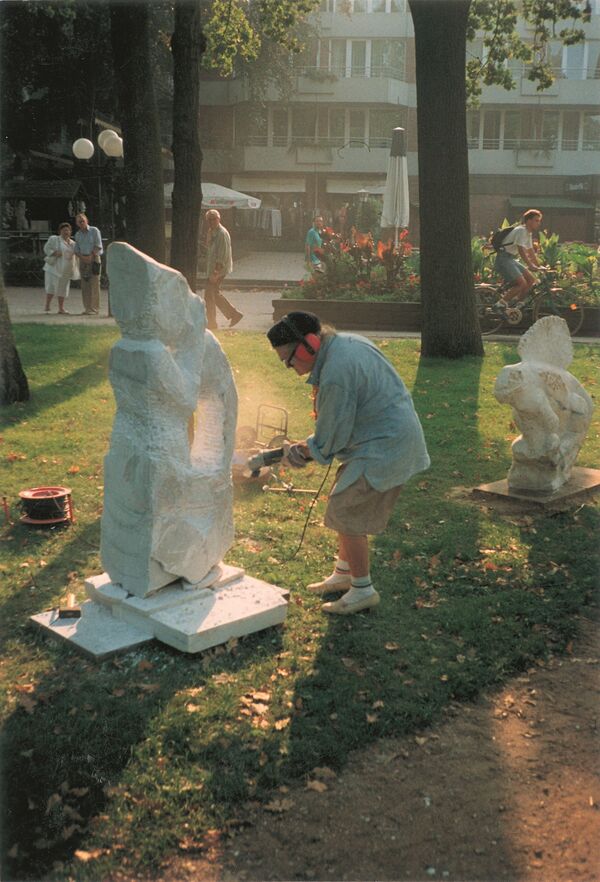 Bildhauerin Lilo Peters ist an einem Ihrer Werke in 1989