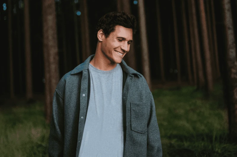 Der Künstler Wincent Weiss in einem Wald