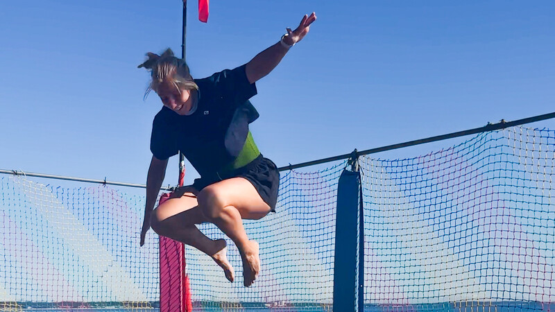 Lara Klewin springt hoch. 