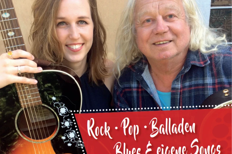 Foto von Lili Czuya und Hörbie Schmidt mit einer Gitarre