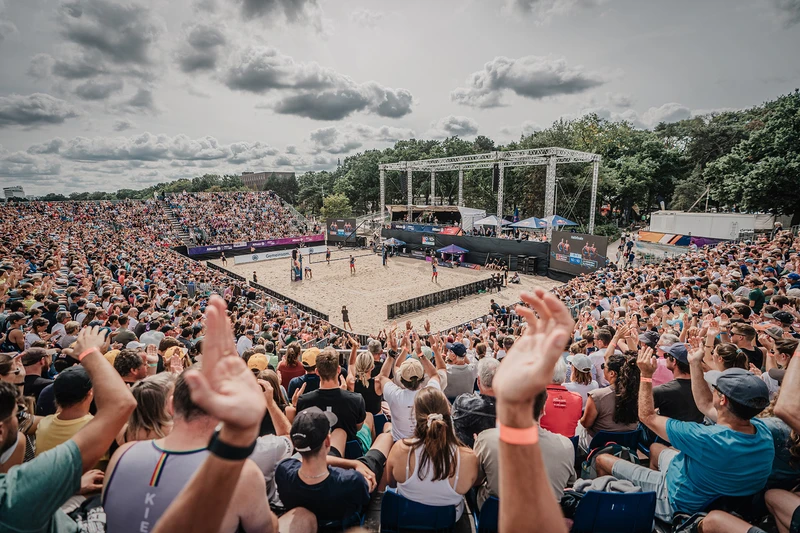 Große ausverkaufte Arena mit einem Beachvolleyball Feld in der Mitte