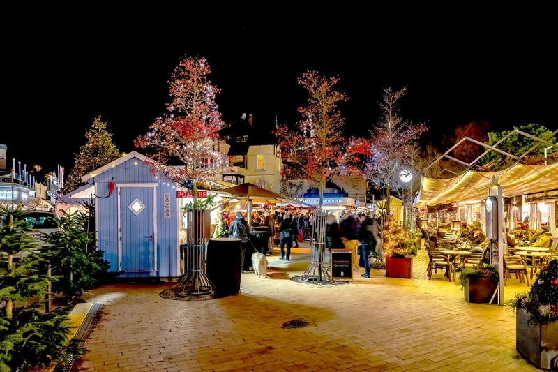 Bunt beleuchteter Weihnachtsmarkt in Timmendorfer Strand