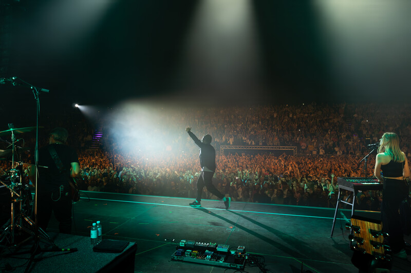 Bosse steht auf der Bühne. 