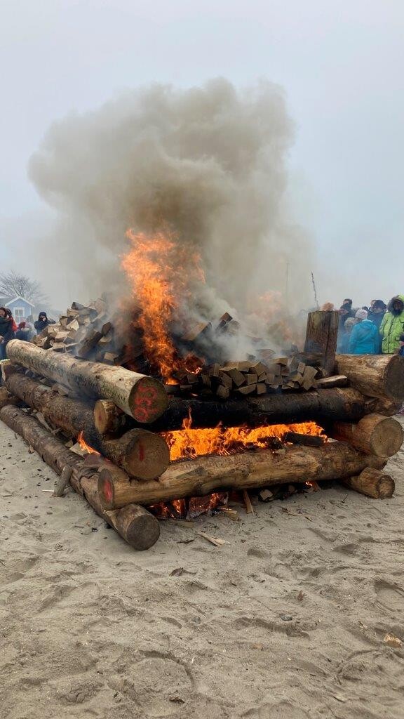 Ein Osterfeuer direkt auf dem Strand