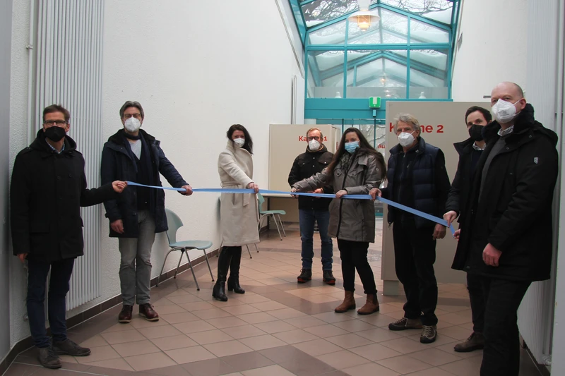 Acht Personen weihen das Schnelltestzentrum ein mit Maske und Sicherheitsabstand